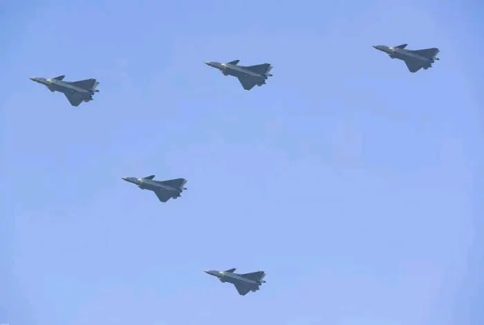 把自己压仓底的战机拿出来参加中国航展反映了俄罗斯急切稳住中国这个大后方的真实心态