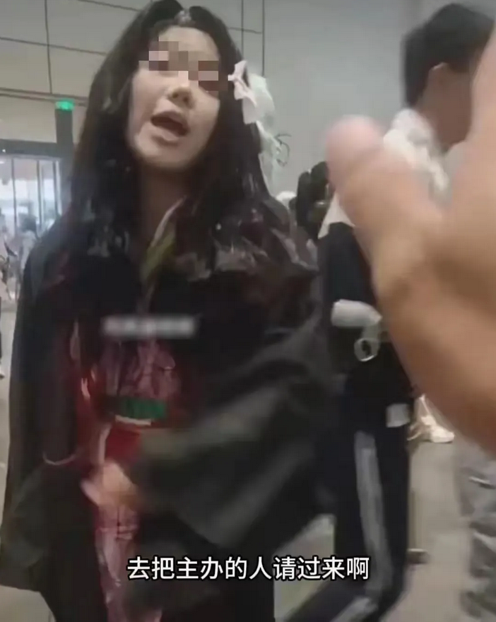 一女子因身着和服欲进漫展遭拒 近日，网上流传出一段视频。视频显示，一名女孩脚穿木