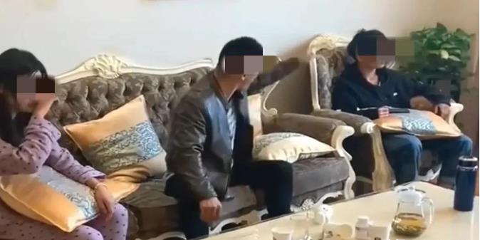福建福州，男子幼时，父母离异，他被过继给只有一女儿的姑妈做养子，户口也迁到姑妈家