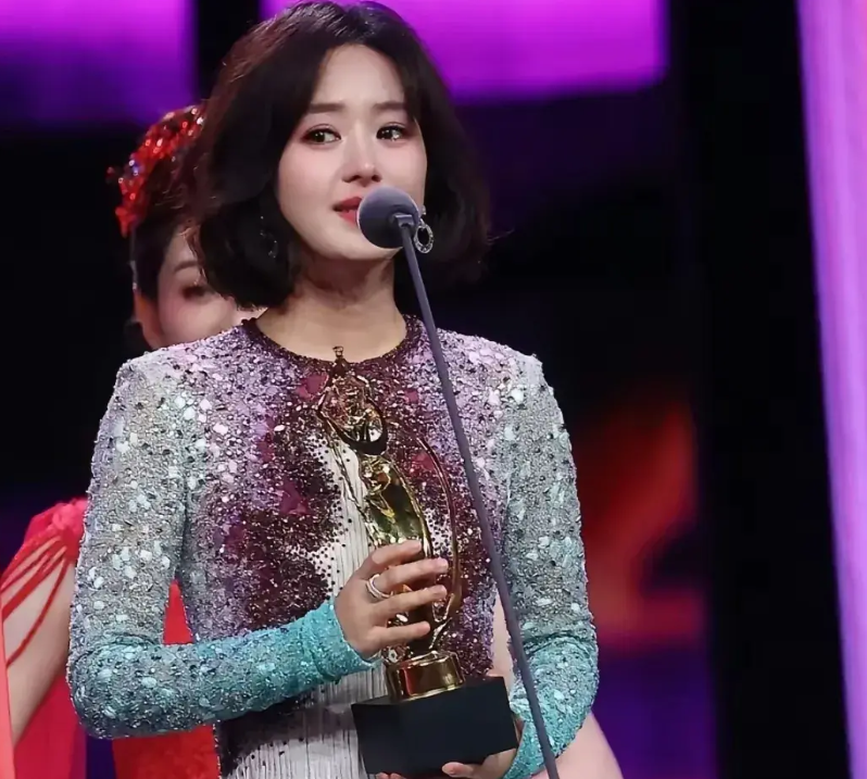 关于这3大奖状，我总结以下几点 :
1.金鹰奖：大众呼声和专业评价相结合，偏向演