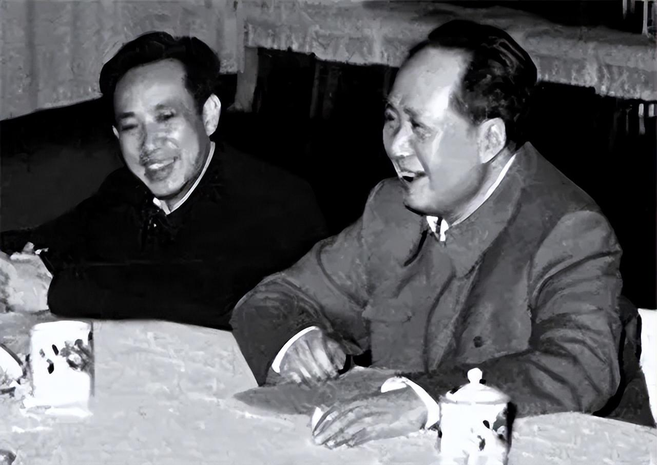 1966年，毛主席最信任的秘书，前途无量的田家英，突然吊死在毛主席的藏书室，消息