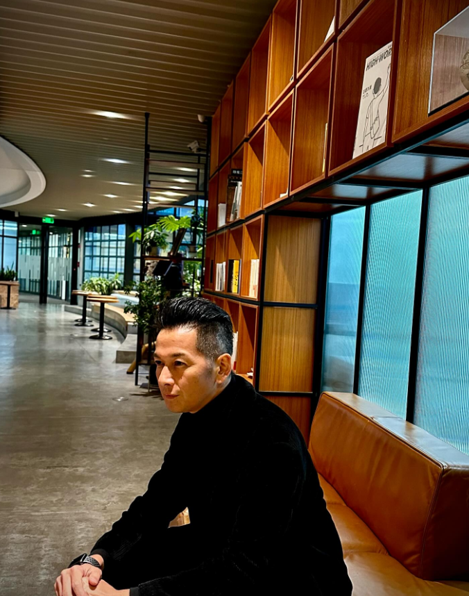 他以前在香港TVB拍戏很多年，很多时候都是担任配角，其实他形象和演技还是不错，不