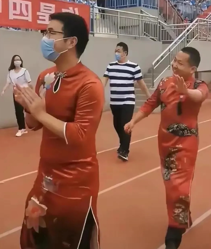 现在高考家长团有多拼，
有“花式”高考，带动鲜花店的生意
有“高棕”高考，粽子成