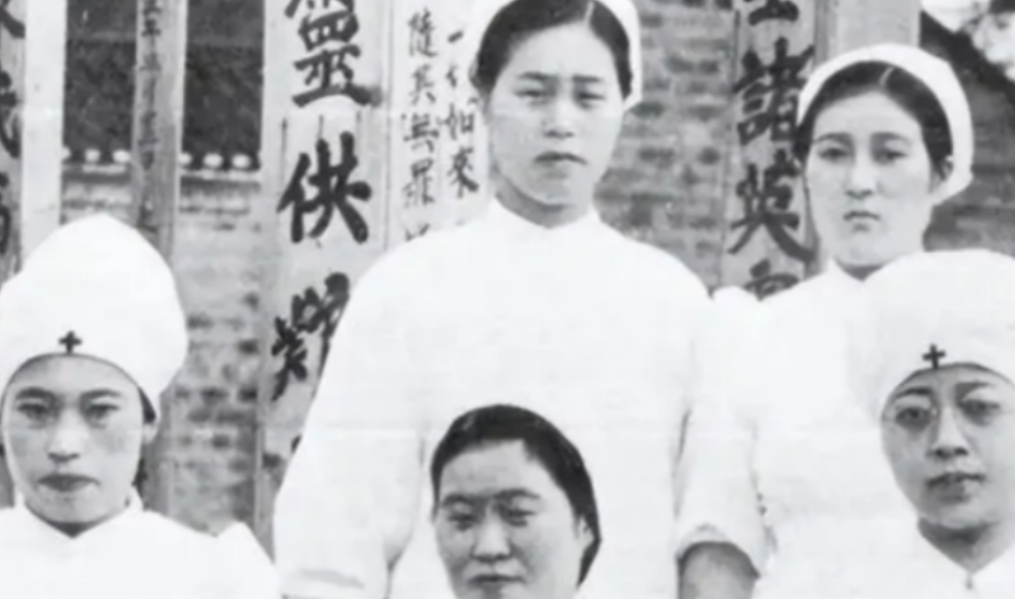 1946年的除夕夜，当时一群女护士以“吃药”为名，将毒药喂给了解放军伤员。在凌晨