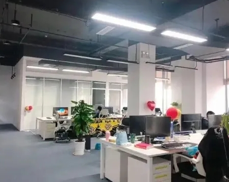 我们公司有个二十八年工龄老同事，接到人事部门通知他去办离职手续。算算能拿到20万