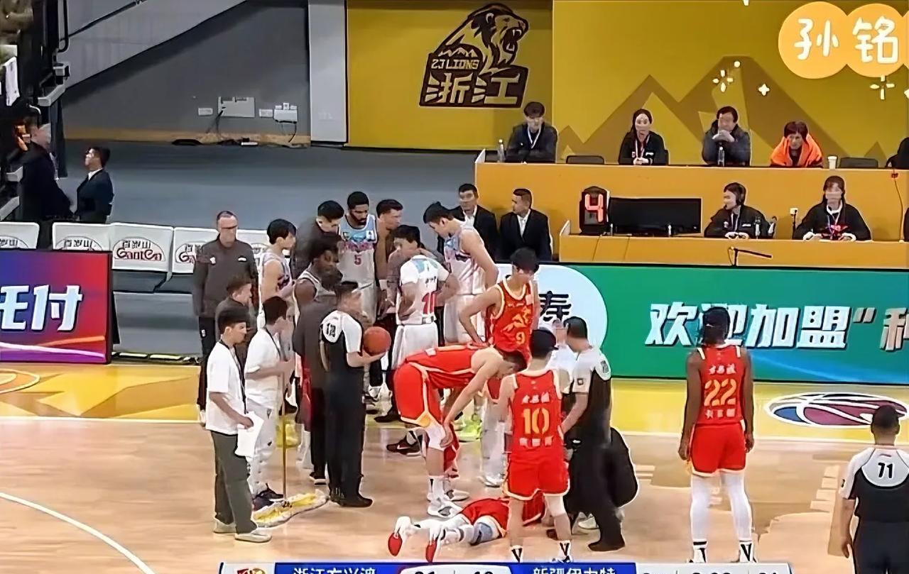 新疆48:31领先广厦队17分，孙铭徽在这个时候竟然受伤了。比赛就是瞬息万变，没