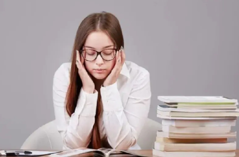 老师们，别再卷了，健康和命最重要。
老公学校的同事，一周内，两个老师进了医院。