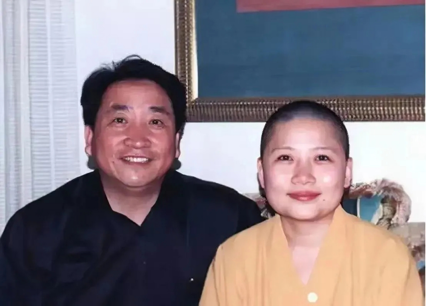 2000年，姜昆在美国遇到了唱《青藏高原》的李娜，她身穿一身僧侣服，早已剃度。姜