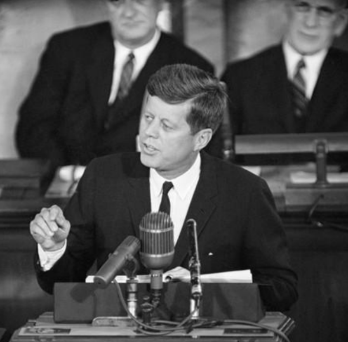 1960年，医生将一支“神药”打进了肯尼迪的脖子里。这天是肯尼迪和尼克松争夺总统