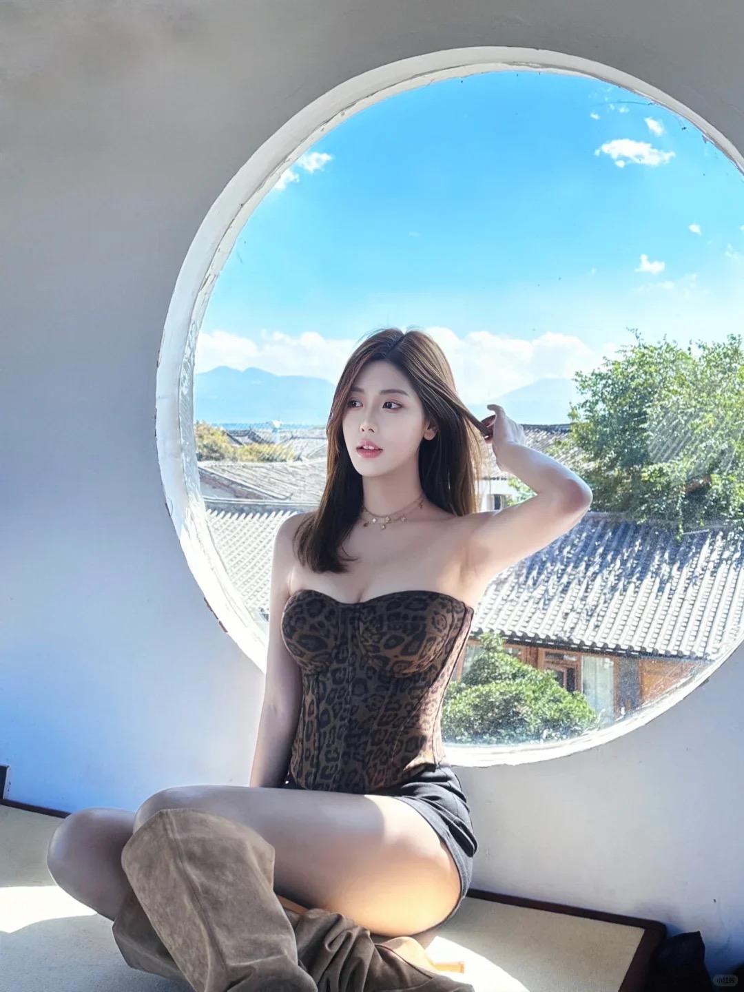 豹纹裹胸搭短裤，棕靴点缀，尽显时尚魅力。