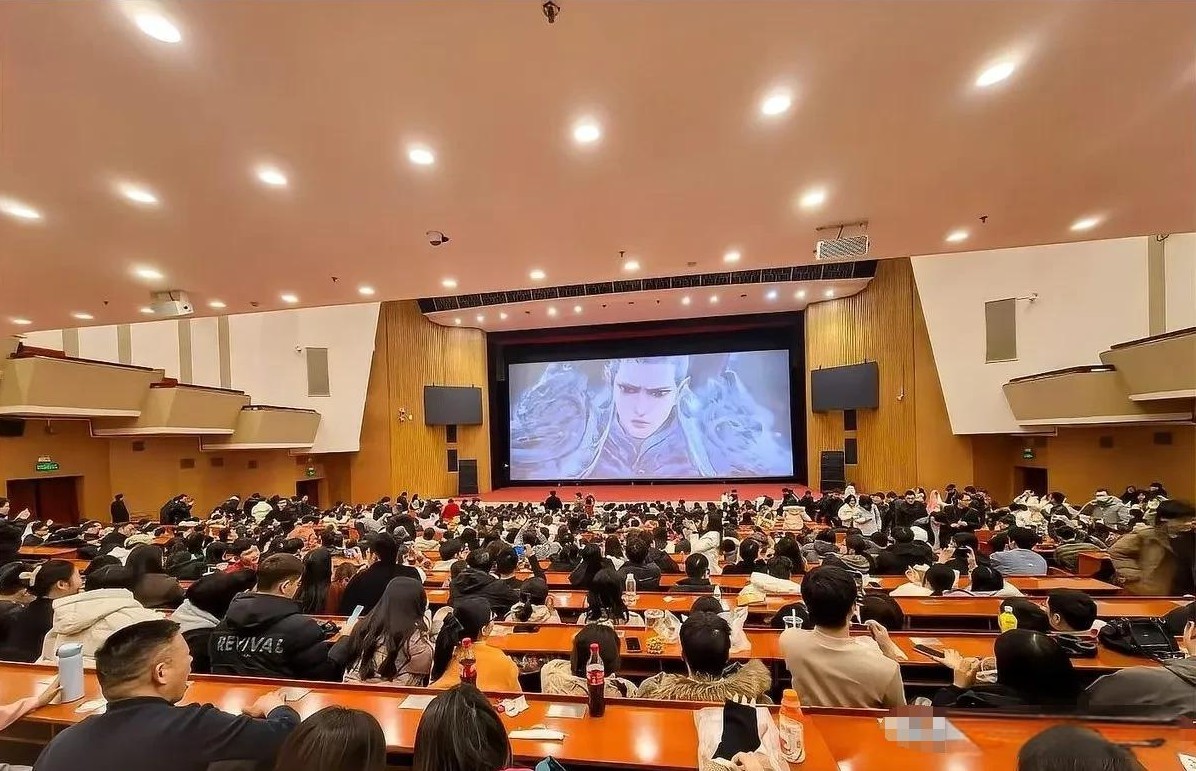 河南省人民会堂，这座庄严象征的建筑，一直以来都是郑州政务活动的重要场所。然而，令