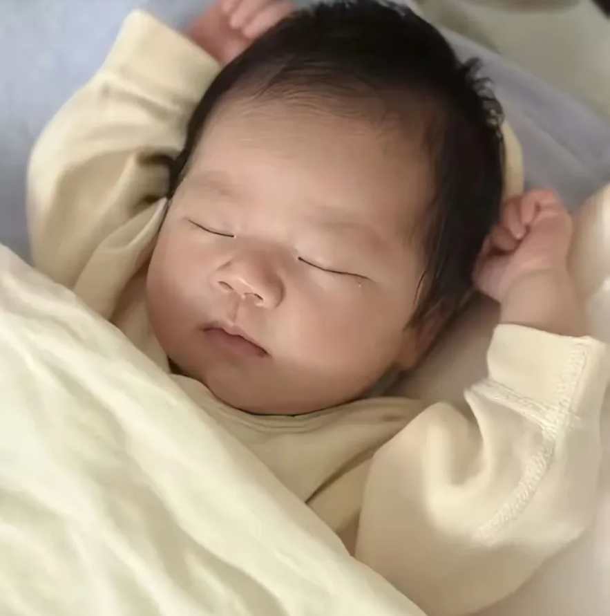 我的小外孙出生40天，隔了3天没拉臭臭了。昨天宝爸来了，一说宝宝隔了两天没拉了就