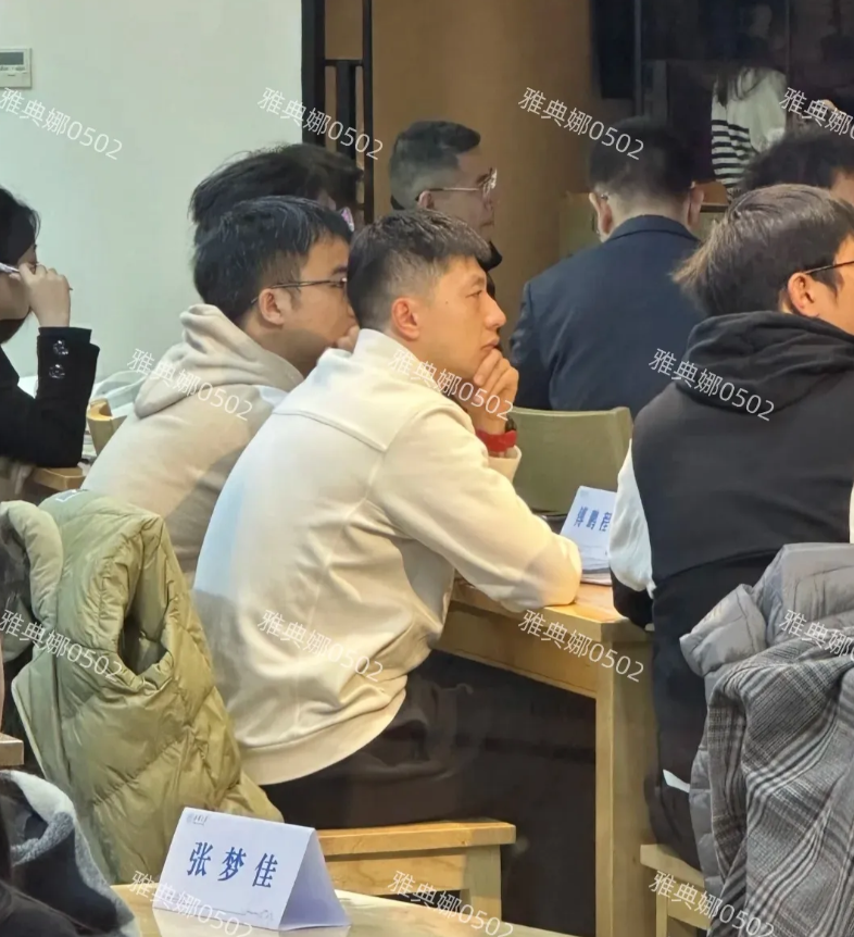 清华大学偶遇马龙，本人好白皮肤超好特别年轻，头发很短很精神，气质干净儒雅有少年感