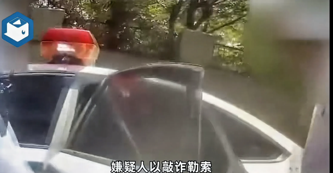 北京海淀，一男子到高档餐厅吃饭时，声称饭菜中有蟑螂，要求退一赔十。经理赔偿100