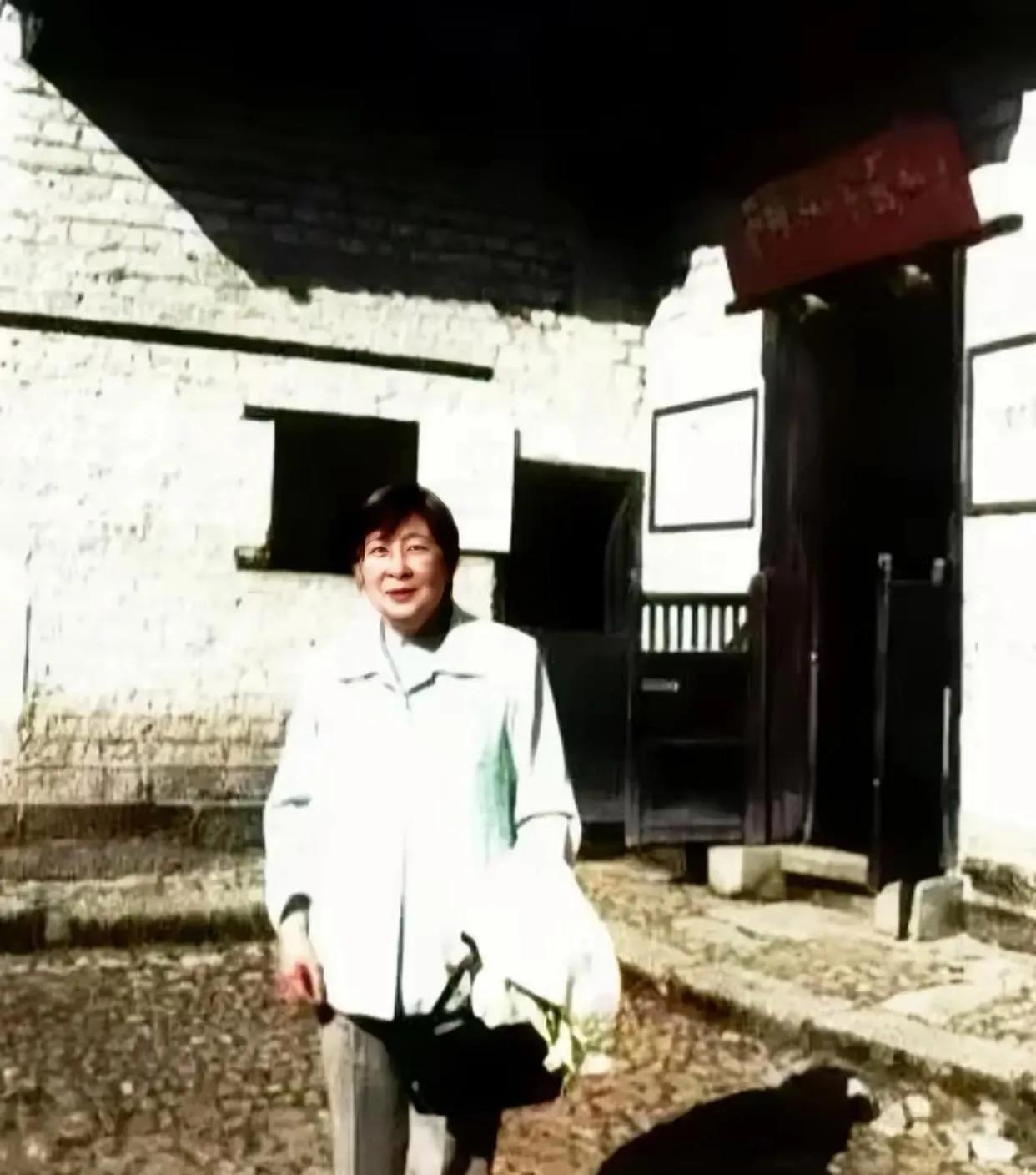 毛主席的大女儿李敏一张在井冈山八角楼的照片，毛主席和她的目前贺子珍住了几个月，留