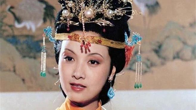 同样演绎“王熙凤”，一对比邓婕与刘晓庆的表现，差距显而易见！
