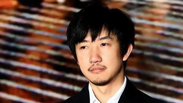 李小冉青涩照曝光！穿吊带又纯又欲，似人间尤物，难怪富豪会着迷