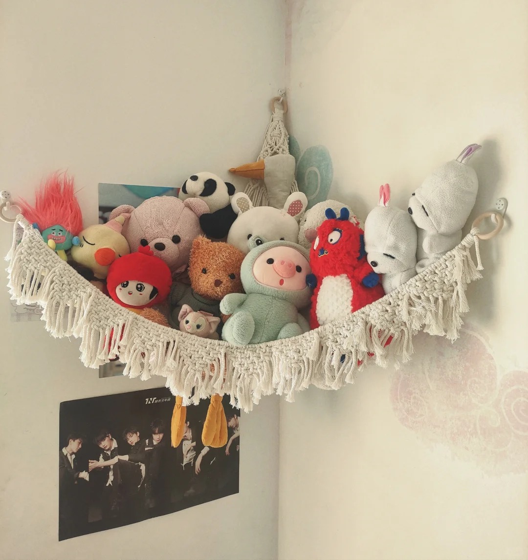 娃娃收纳吊床
吼吼~~~我们家娃娃也有吊床了，收纳起来太干净利落了，还我干净整洁