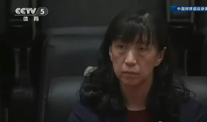 赖亚文教练现场观战，观看北京女排对阵福建女排这场比赛！福建大比分2:0领先，第三