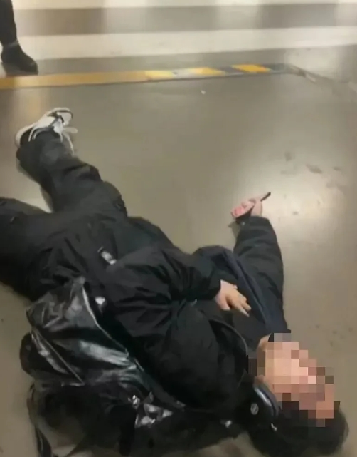 北京首都机场停车场，一场激烈争吵，竟把一位男子气到晕倒！

事情发生在11月5日