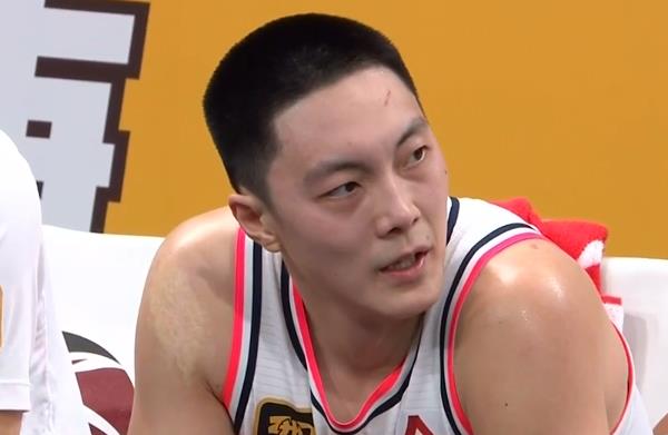 广厦男篮阵容齐整，个人能力更强，防守转换佳，逆转广东男篮。孙铭徽和胡金秋表现出色