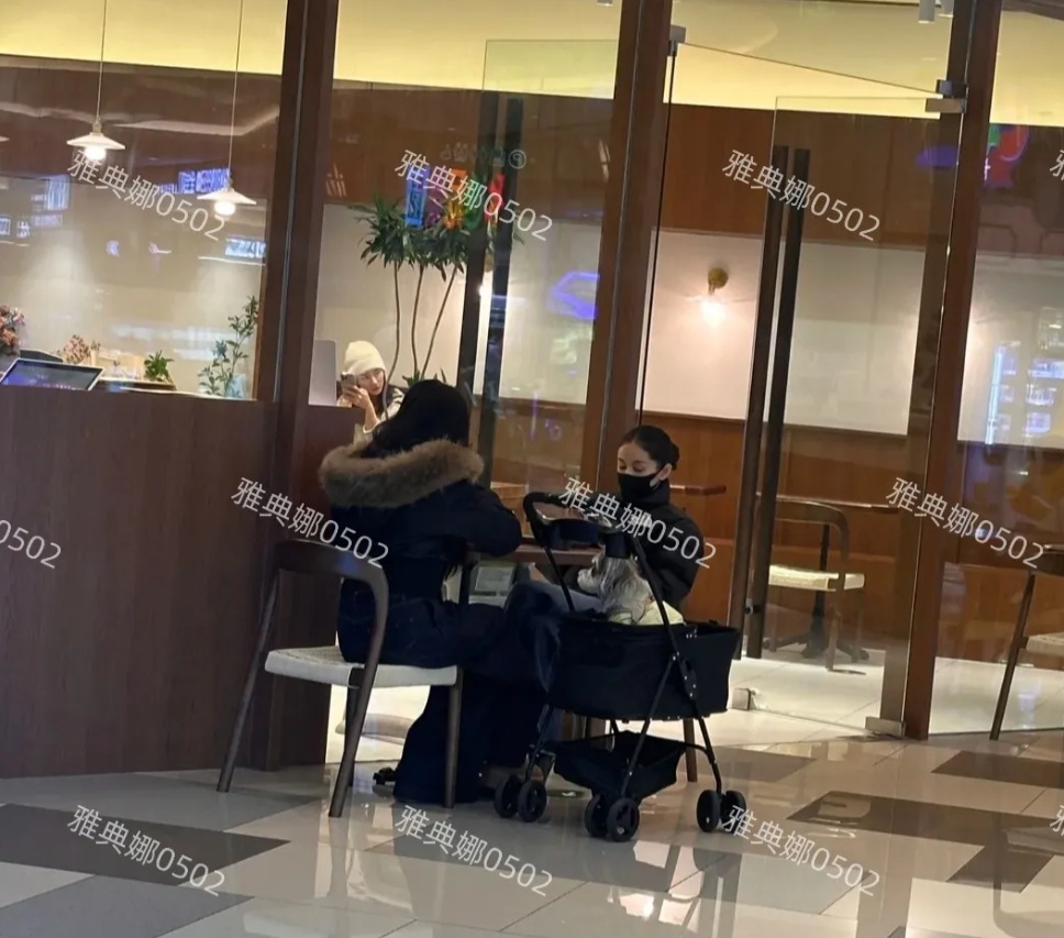 王子文推着婴儿车，还以为她又有孩子了!
成都商场遇到王子文了，看见她推着一个婴儿