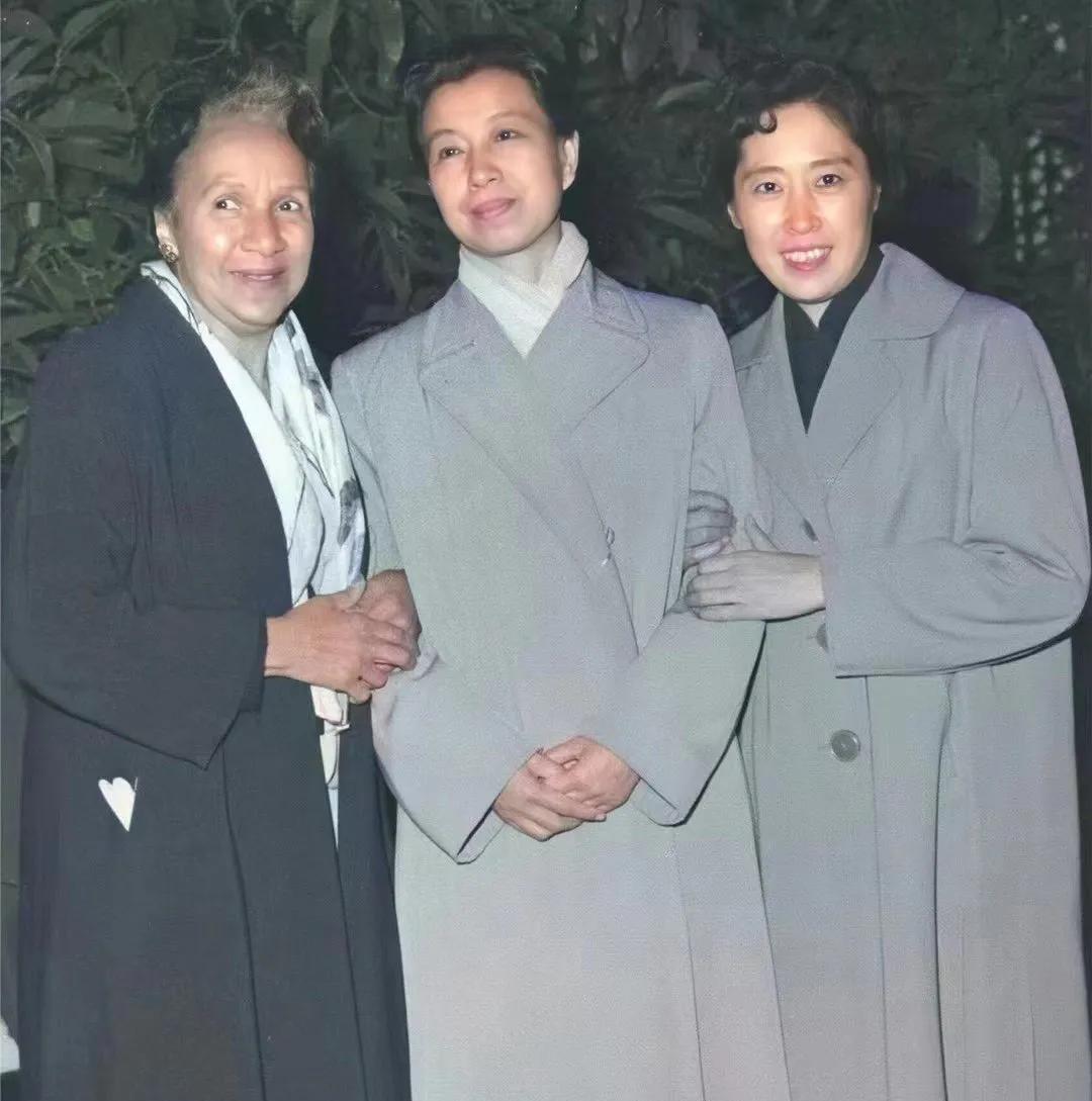 1954年，赫鲁晓夫夫人与江青、王光美。
上任刚一年的赫鲁晓夫迫不及待访华，不仅