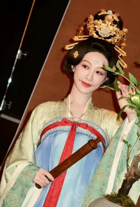 杨紫的唐风造型简直绝啦！那模样，气质优雅得没话说，整个人看起来雍容华贵的。她怀里