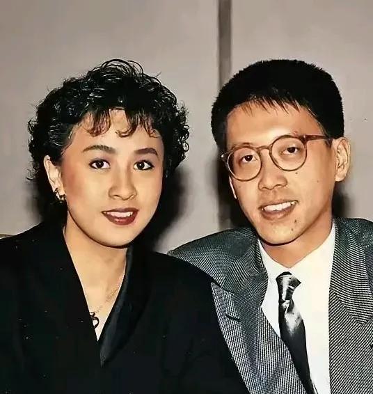 许晋亨和刘嘉玲的那段恋情挺让人感慨的。许晋亨虽没生意才能但舍得给女人花钱，这对当
