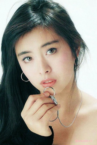 早知如此何必当初，现在已经57岁的大美女王祖贤急了，她去寺院烧香拜佛，祈求佛祖保