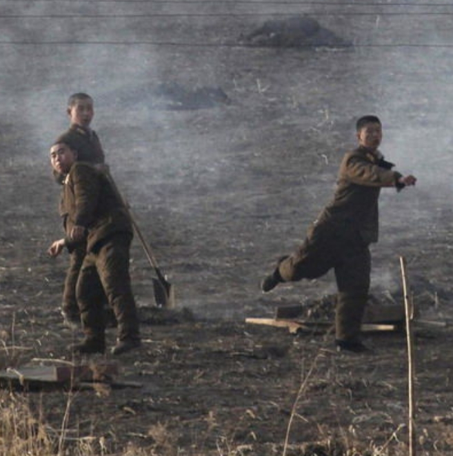 朝鲜士兵冲杀太猛，防空导弹被俄无人机炸毁，库尔斯克一个紧迫问题出现。朝鲜士兵在库