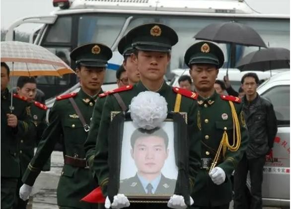 2010年，一名24岁的年轻民警张宁海在黄山舍命救下18名复旦大学的学生，这段英