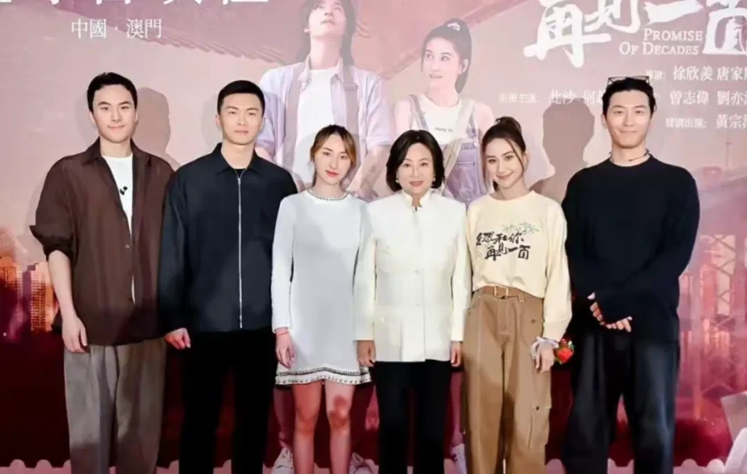 近日，何超莲主演的电影《多想和你再见一面》在首映礼上吸引了广泛关注。这场首映礼不