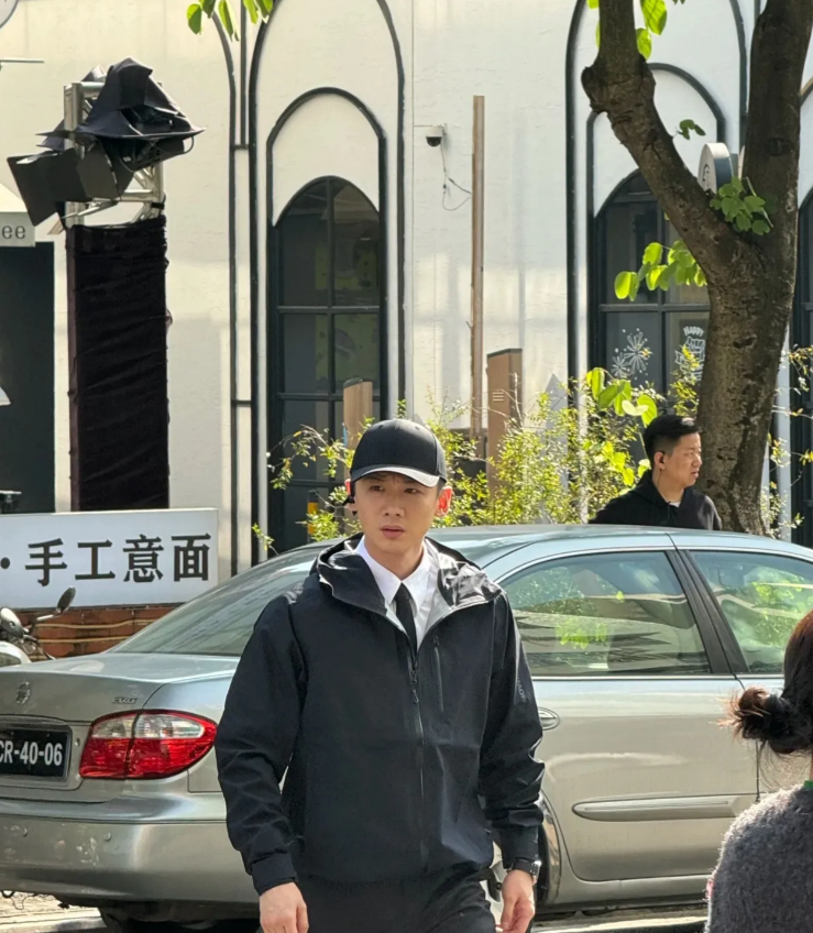 中山樱花里偶遇白敬亭拍戏，他个子好高又白又瘦腿特别长，一身黑特别酷，看造型像个保
