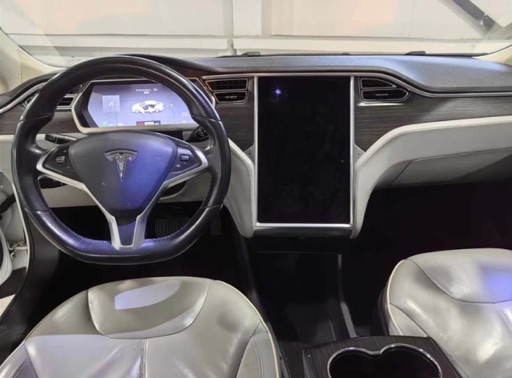 8年前花80万买的特斯拉，现在续航多少？车主：说出来你可能不信