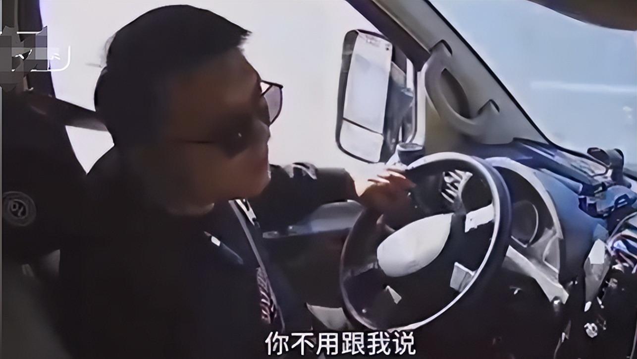 女乘客与司机争吵引发事故，称司机遭污蔑，车队进行追责