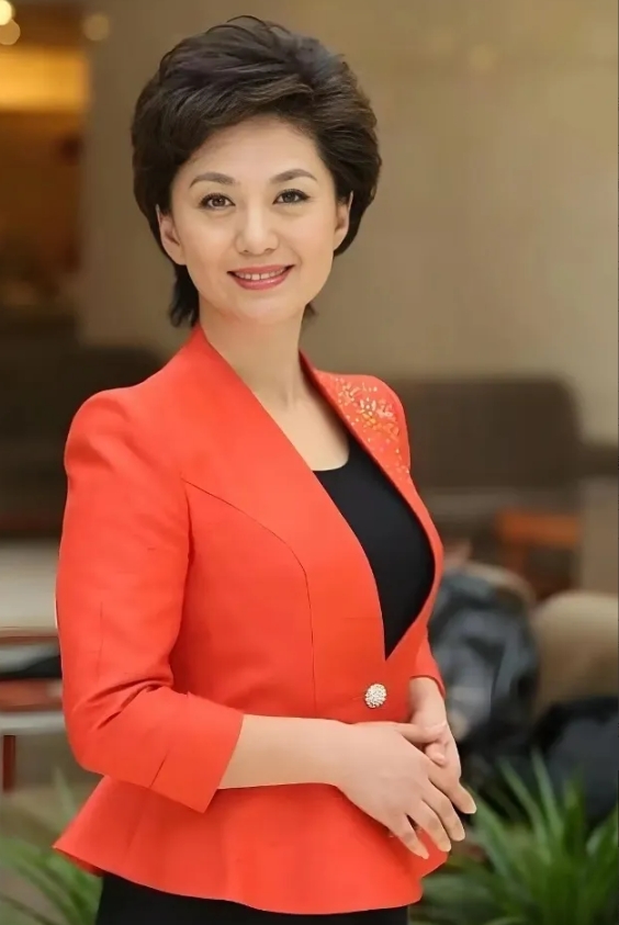 还记得她吗？50多岁的主持人海霞，丰腴成熟，颇有高级感的气质，脸上呈现出来的那种