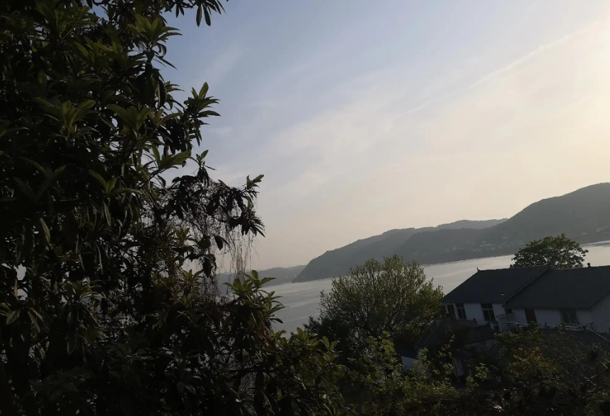 当初嬴政平定嫪毐之乱，就有4000多家人流放房陵，吕不韦被逼死以后，他的门客有上