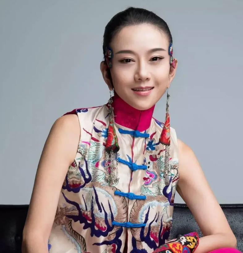 杨丽萍的8个人物关系∶

1.前夫∶刘淳晴，年长杨丽萍8岁，商人，因杨丽萍追求事