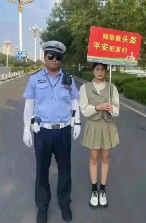 大家说警察叔叔这样对待美女应不应该，过份不过份？