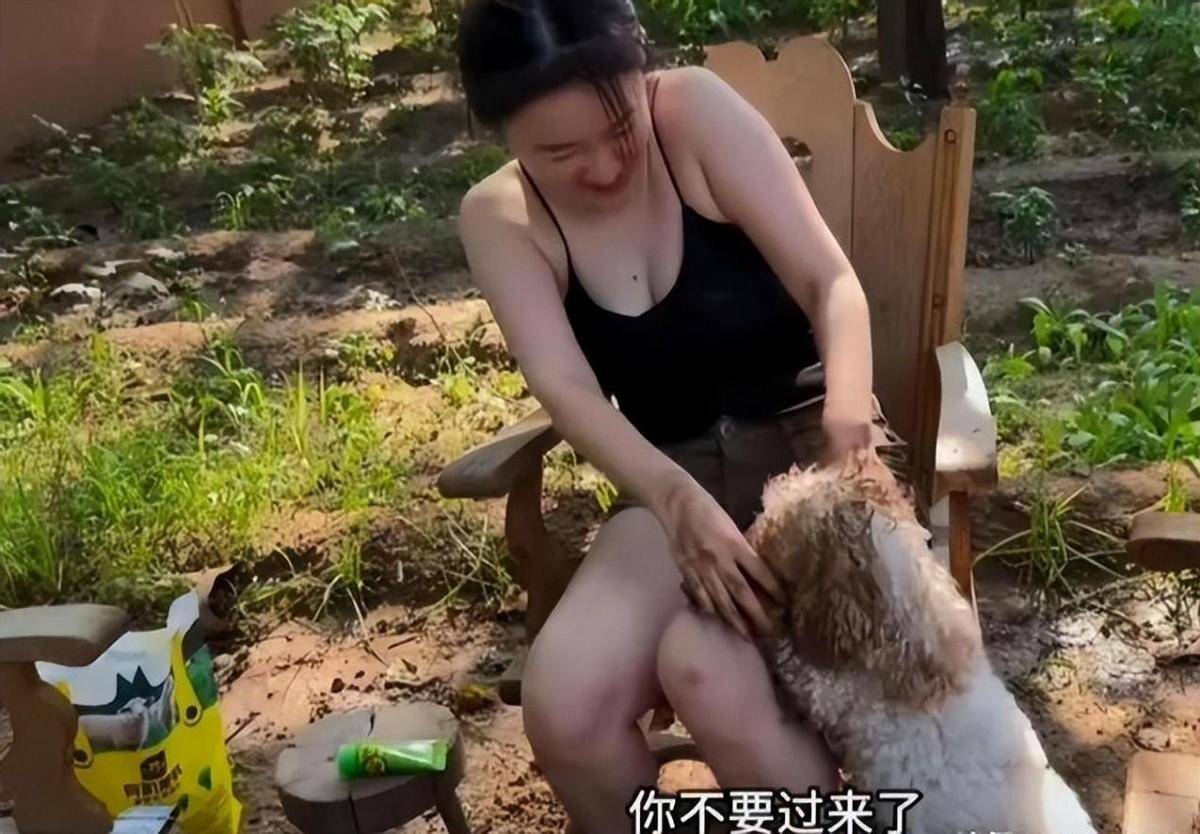 霍思燕43岁豪宅内穿吊带裙劳作，独特造型引热议，身材依旧惊艳（霍思燕挺漂亮的）-第3张图片-九妖电影