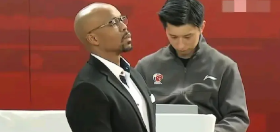 广州龙狮工作人员奏国歌都不站起来的真没见过，连外教外援都知道的道理，作为中国人竟