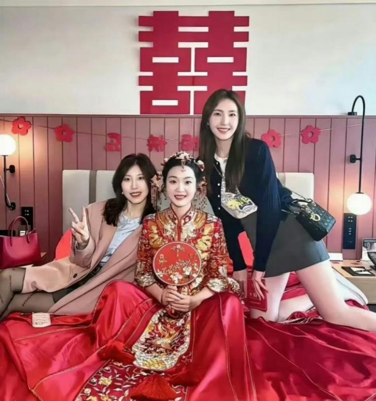 黑衣服伴娘，有点喧宾夺主吧？