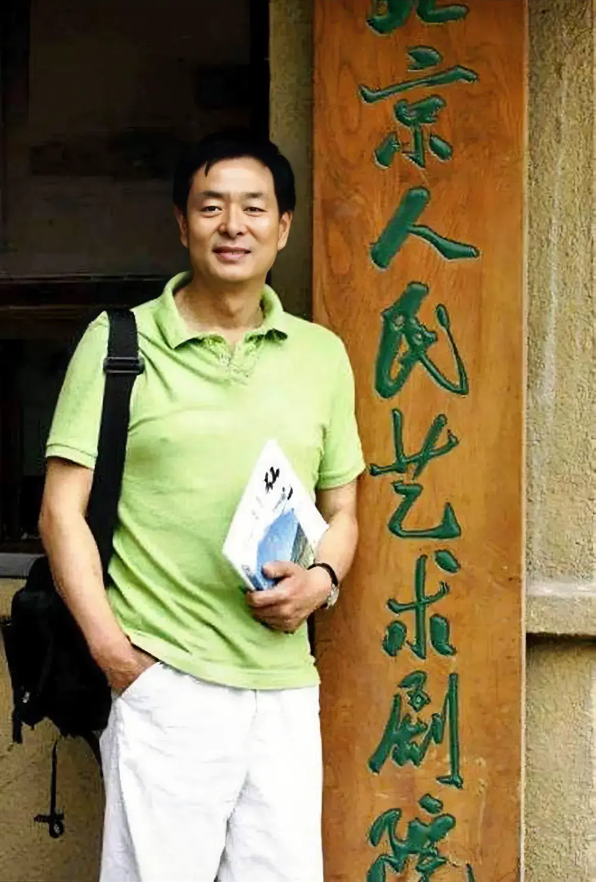 大家都说：唐国强帅气，王志文潇洒，陈道明儒雅，陈宝国硬气。
其实，濮存昕同时具备