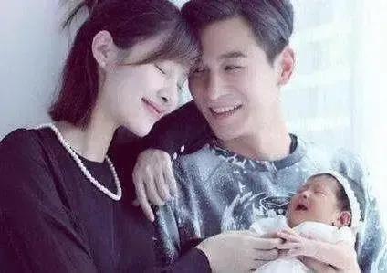 那晚，乔振宇瞒着相爱8年的王丽坤，来到王倩一家吃包子，囫囵吞包之后，乔振宇摸着王
