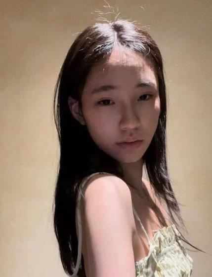 小S在综艺主持领域成绩斐然，多年来一直是焦点人物。其家庭成员动态常受关注。近日，