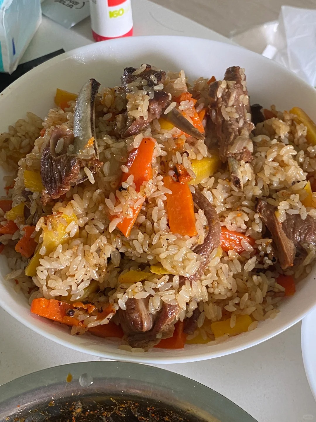 男朋友：你最近做饭挺猛啊
又学了一道菜：新疆羊排手抓饭

1、锅里放很多油，放5