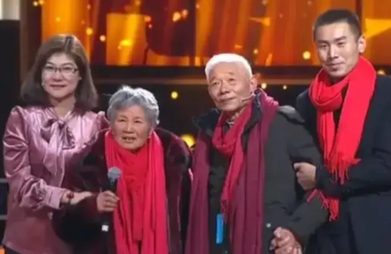 江苏一女孩，2岁时，爸爸车祸去世，妈妈也因抑郁结束了一生，只能投靠残疾的爷爷，靠