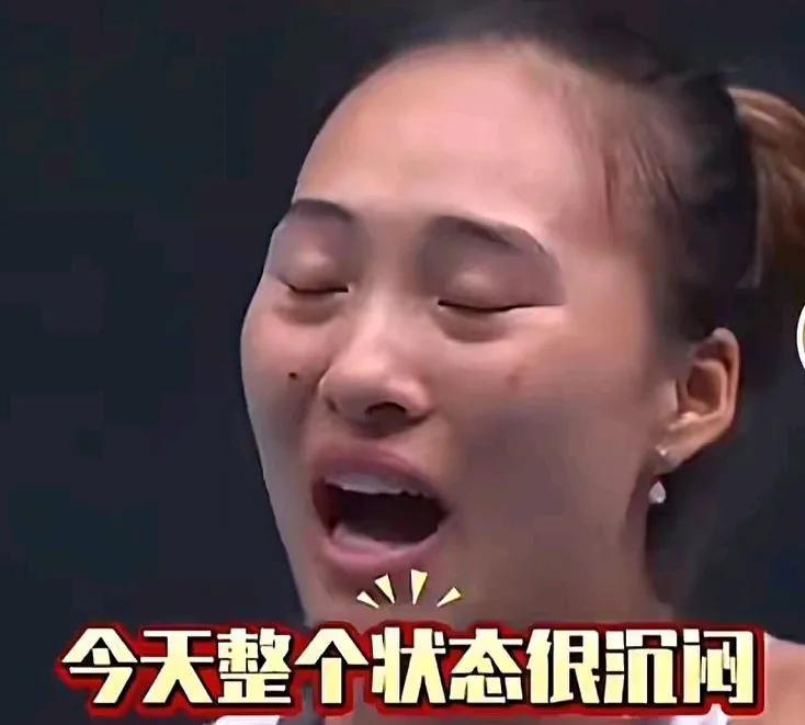 郑钦文泪洒赛场，着实令人心疼。裁判两次对她出示警告，还罚了两发，这无疑给她带来巨
