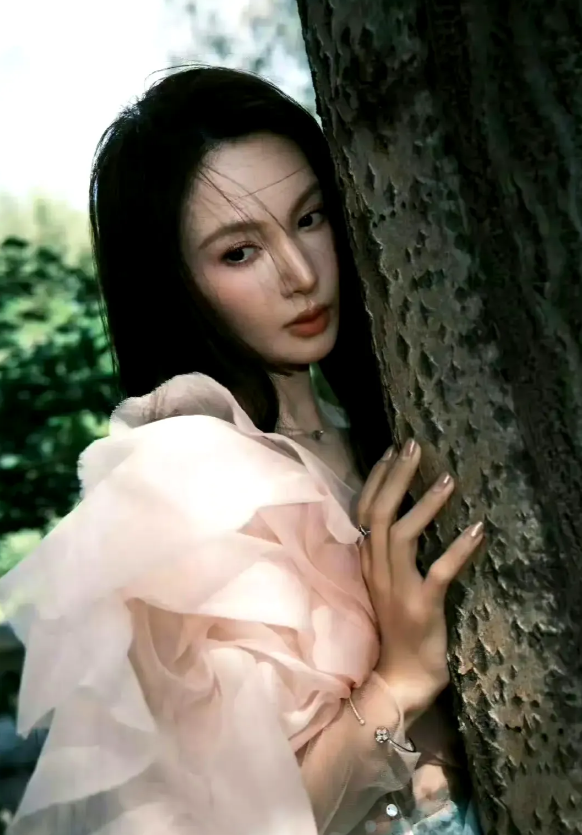 金晨的鼻子山根太高太不自然了，真的很像阿凡达。